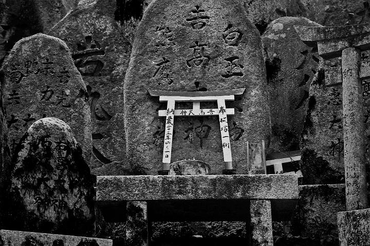 Fushimi-Inara Shrine Detail, Kyoto, Japan, 2011.jpg